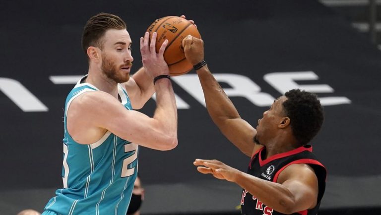 Raptors usan tiros libres tardíos para victoria 116-113 sobre Hornets