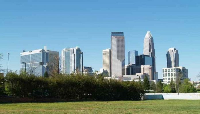 Charlotte desciende en ránking de ciudades con mejor rendimiento