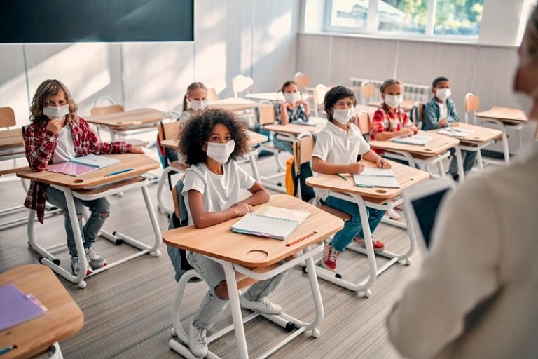 Estudiantes de Charlotte vuelven hoy a las escuelas