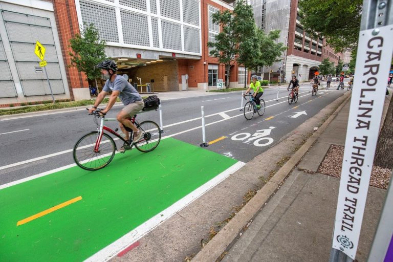Charlotte comenzará pronto construcción de ciclovía en tramos de 5th/6th Street