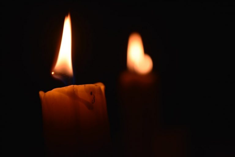 Vigilia une a comunidad por muerte de dos niños en incendio en su casa