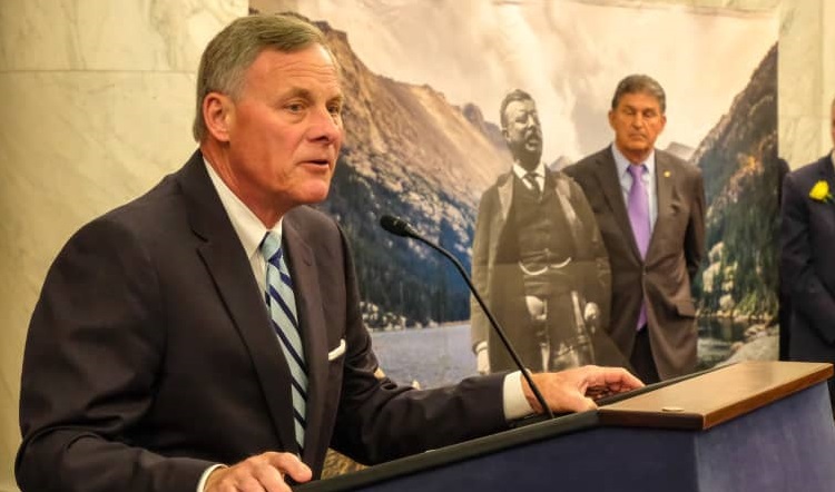 Senador Richard Burr tiene en contra a republicanos de NC