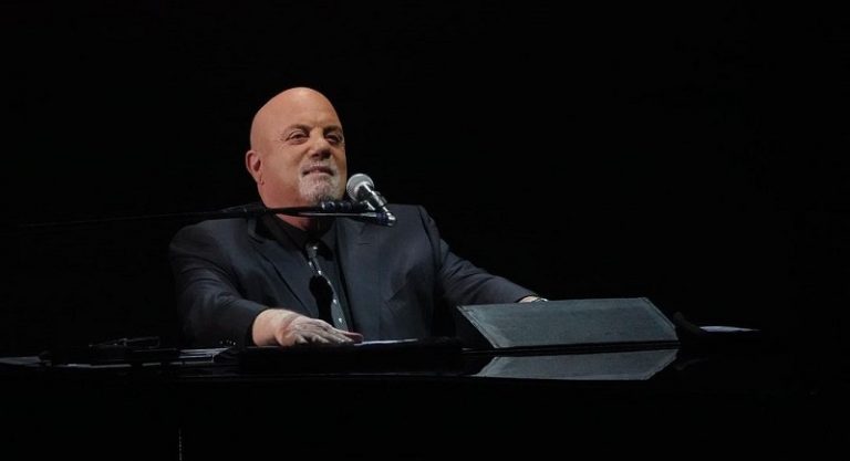 El piano de Billy Joel no sonará todavía en el Bank of America Stadium