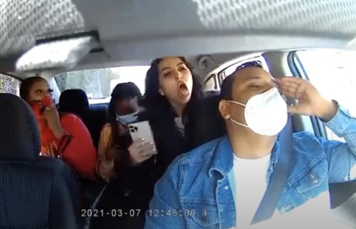 Pasajera tosió sobre conductor inmigrante de Uber y le arrancó la mascarilla