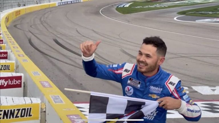 Kyle Larson logra primera victoria desde su suspensión