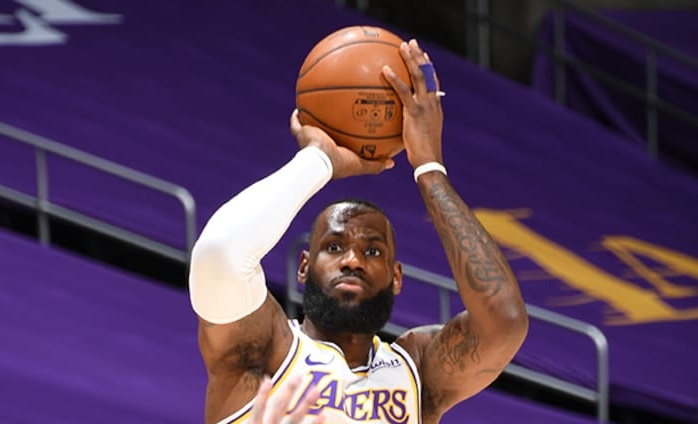 Descubre cuáles son las camisetas más populares de la NBA