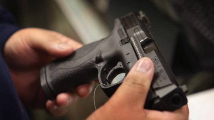 Avanza en Senado proyecto para llevar armas ocultas a iglesias en escuelas