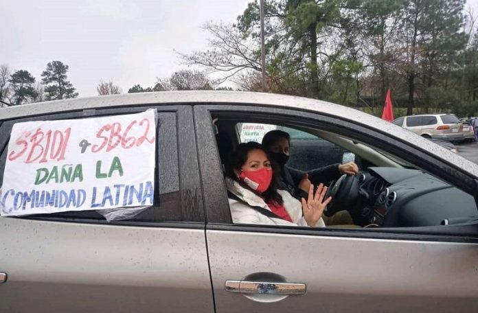 Comunidad latina rechazó en caravana proyectos antiinmigrantes