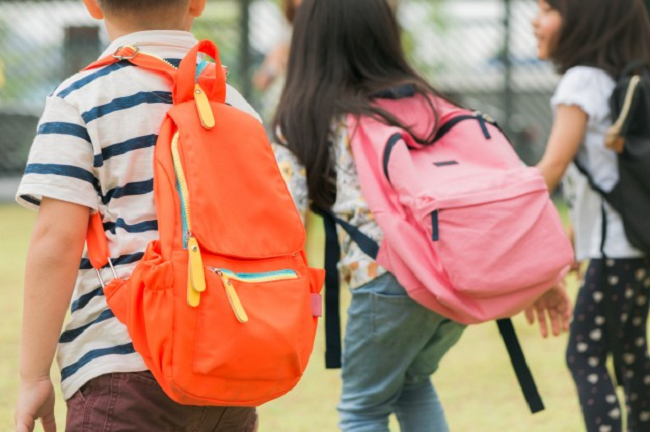 Escuelas en NC pasarán a clases presenciales cinco días a la semana