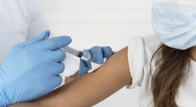 Gemelas de NC inauguran ensayo de vacuna de Pfizer en menores de 12 años