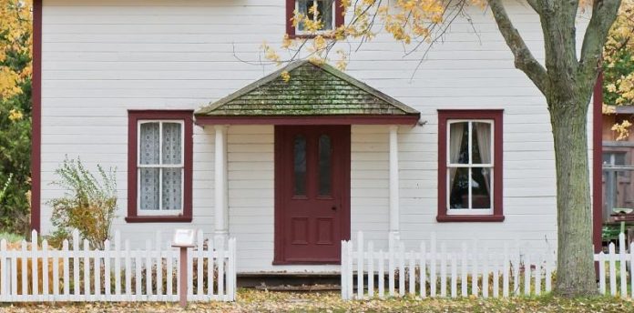 “Lo vemos todo”: El mensaje del KKK dejado en casas de Statesville