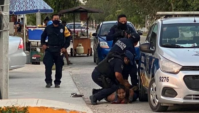 Mujer salvadoreña murió mientras era sometida por la policía en México