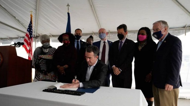 «Es moralmente correcto»: Gobernador firmó abolición de pena de muerte en Virginia