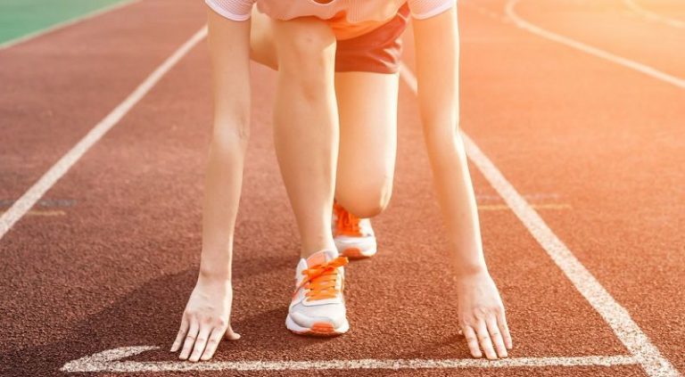 Proyecto de ley prohíbe a niñas y mujeres transgénero competir en deportes femeninos