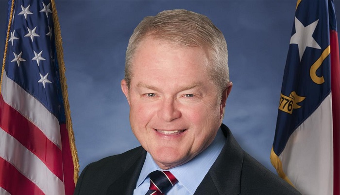 Mike Sprayberry, director de NC Emergency, se retira