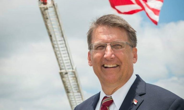 Exgobernador Pat McCrory buscará un escaño en el Senado