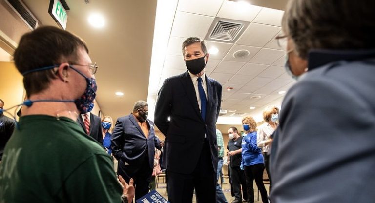 Cooper visita sitios de vacunación en Gastonia y agradece a proveedores