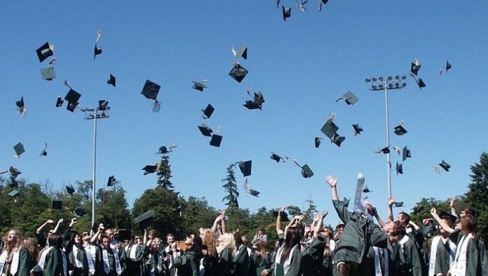 CMS limitará invitados para graduación en persona