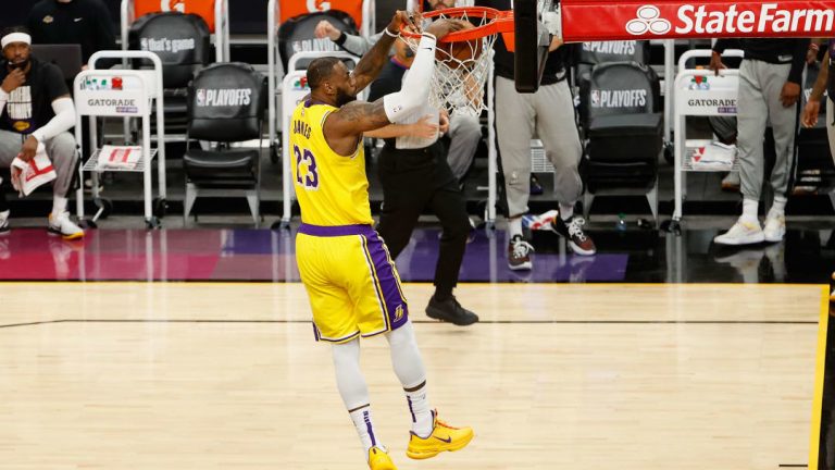 Anthony Davis y LeBron James impulsan a los Lakers a ganar a Phoenix Suns