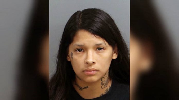 Arrestada joven latina por asesinato de un hombre