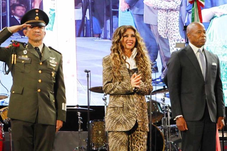 Thalia celebra el lanzamiento de su disco DesAMORfosis-