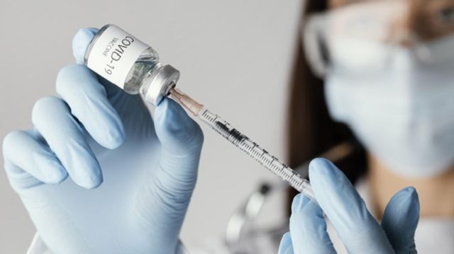 50% de adultos en NC recibió al menos de una dosis de vacuna contra COVID-19