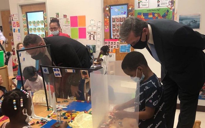 Secretario de Educación visita NC y promueve preescolar gratuito
