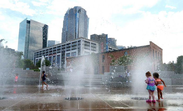Escapa del calor en los spraygrounds de Mecklenburg