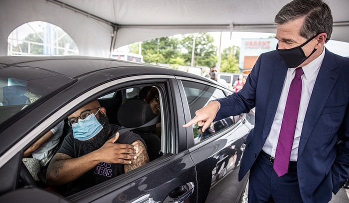 Cooper visitó clínica de vacunación en Charlotte