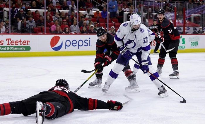 Hurricanes se van a Tampa con desventaja en la serie