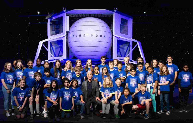 Jeff Bezos abandona Amazon y se va al espacio
