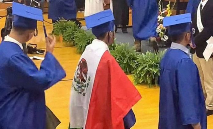 La polémica por una bandera mexicana en acto de graduación