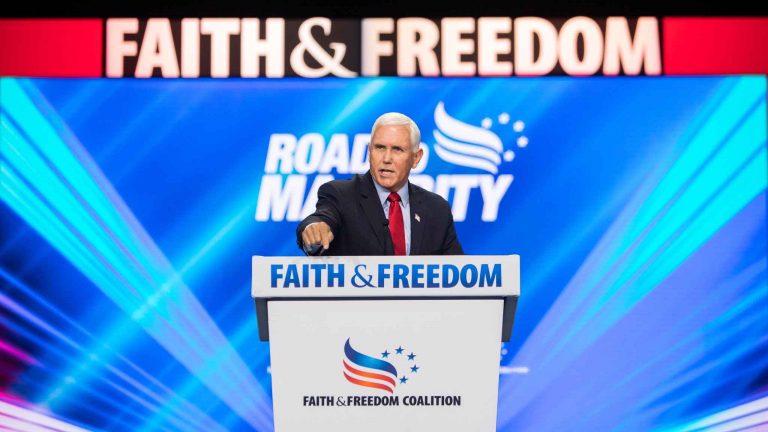 Mike Pence abucheado durante discurso