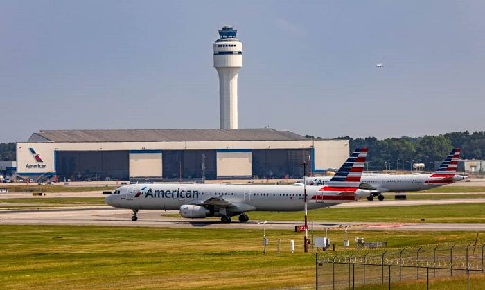 Pasajeros duermen en aeropuerto por retrasos en los vuelos