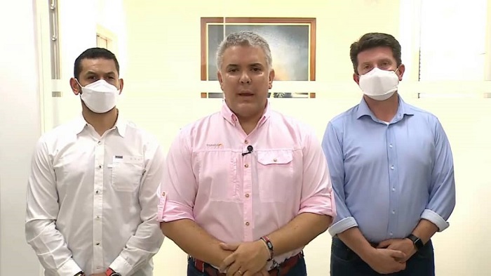 Presidente de Colombia se salva de ataque a tiros