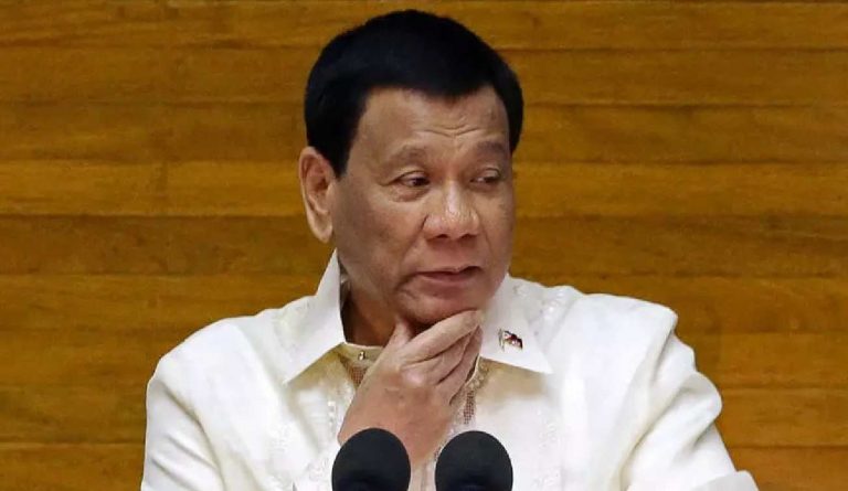 Rodrigo Duterte «Ustedes eligen, vacúnense o haré que los encarcelen»