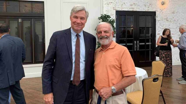 Senador Sheldon Whitehouse y membresía en club excluyente