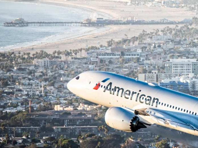 Ataron a una mujer con cinta adhesiva durante vuelo a Charlotte