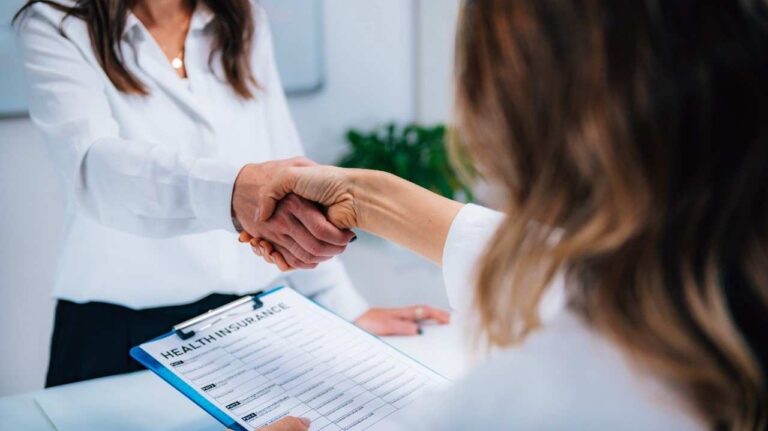 Amplían la cobertura de salud para inmigrantes en varios estados