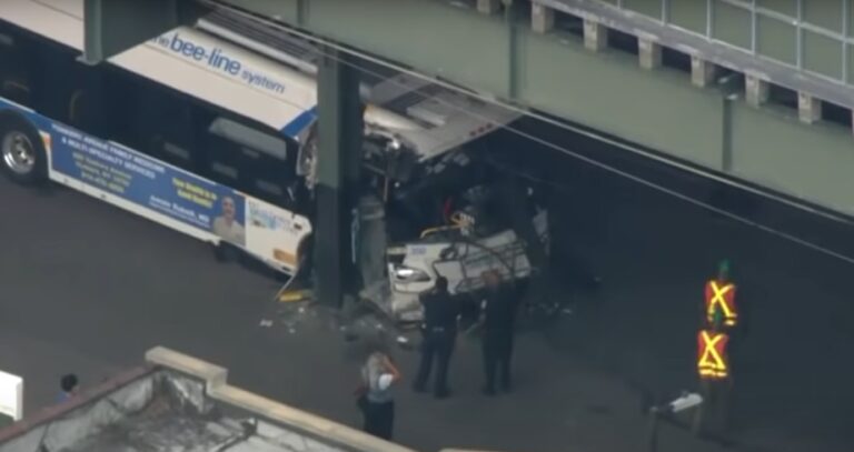 Autobús choca contra columna del metro en NY