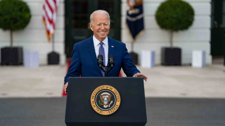 Biden promete 160 millones de vacunados para este fin de semana