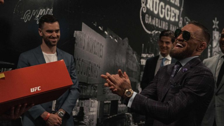 Conor McGregor protagoniza escándalo en careo vs Dustin Piorier