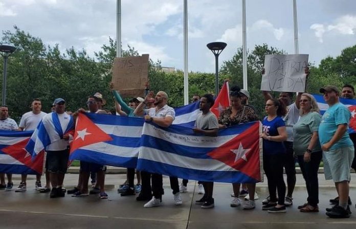 Cubanos en Charlotte también protestan contra el régimen de la isla