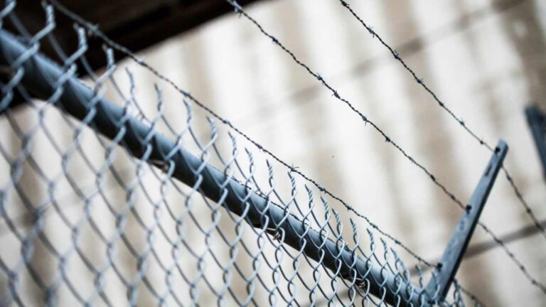 DHS reanuda procedimiento de deportación rápida para familias inmigrantes