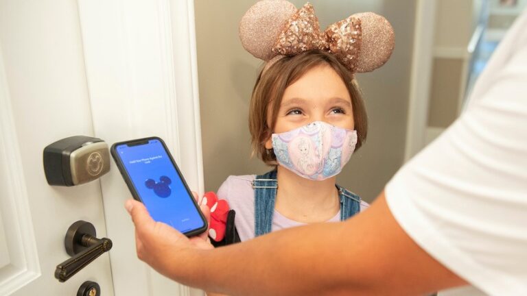 Disney restablece uso obligatorio de mascarilla