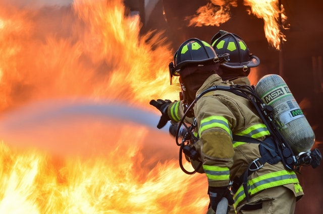 Fuegos artificiales mal desechados provocan incendio en una casa