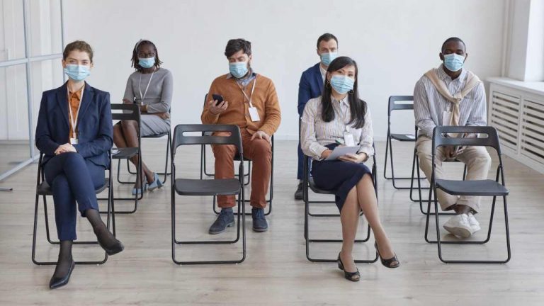 Los Ángeles exigirá el uso de mascarillas en interiores