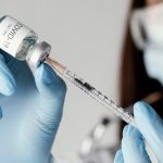 Más del 53% de los adultos latinos recibió al menos una dosis de la vacuna
