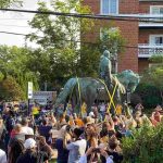 Remueven estatua del general Robert Lee en Charlottesville