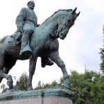 Remueven estatua del general Robert Lee en Charlottesville (2)